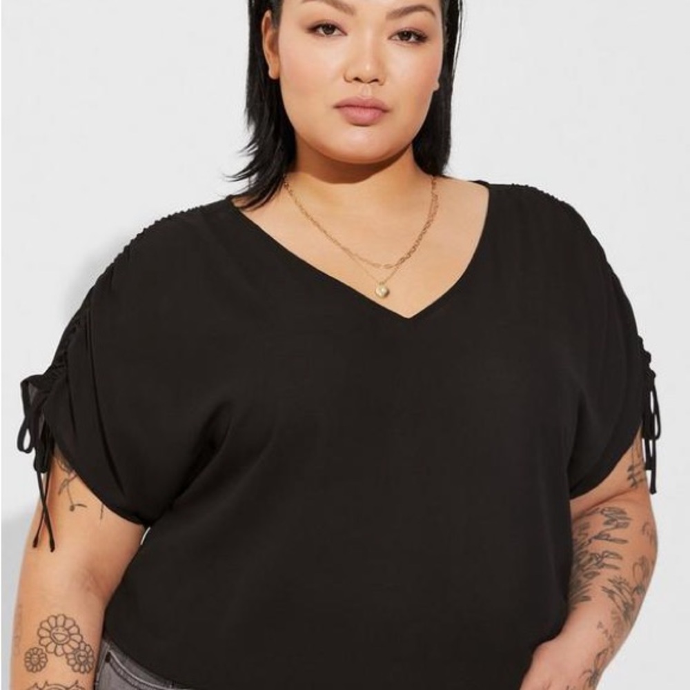 Sz 2 plus Torrid women’s V neck Georgette Dolman Shirring Tie Detail Crop Blouse